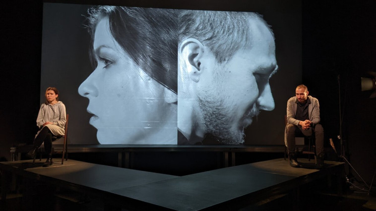 A 21. századi társkeresés margójára: a Kultkikötőbe érkezik a kézdivásárhelyi Love Me című előadás a Színházi Olimpia keretében