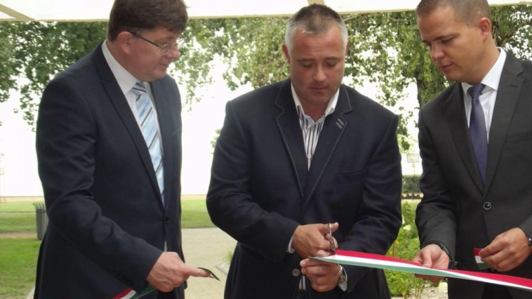 Átadták a felújított nyugati strandot