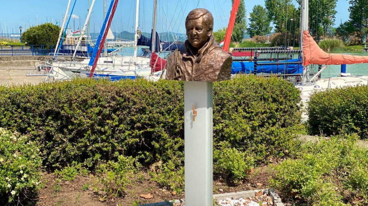 BALATONFÖLDVÁR HOLOVITS GYÖRGY VITORLÁSKIKÖTŐ