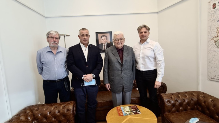 BARÁTI BESZÉLGETÉS A „BOLDOG BÉKEIDŐK NYARAIRÓL“