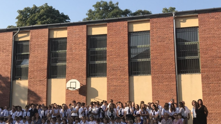 Becsengettek-megemelt iskolakezdési támogatással és hét darab önkormányzati támogatásból felújított tanteremmel kezdődött a tanév