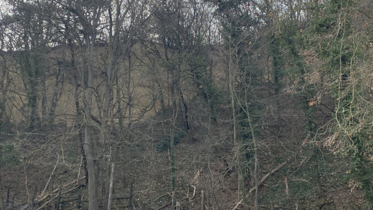 BIZTONSÁG-MEGERŐSÍTIK A PARTFALAT A KEMPING UTCÁNÁL