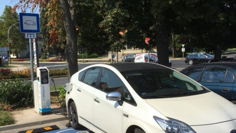 Elektromos töltőállomás működik a központi parkolóban