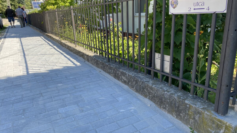 ELKÉSZÜLT A JÁRDA A DOBÓ KATICA UTCÁBAN