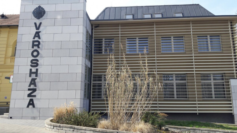 FELÚJÍTJÁK A VÁROSHÁZA ELŐTTI TERET