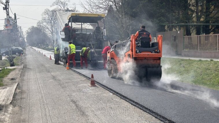 FOLYTATÓDIK A KŐRÖSHEGYI ÚT FELÚJÍTÁSA