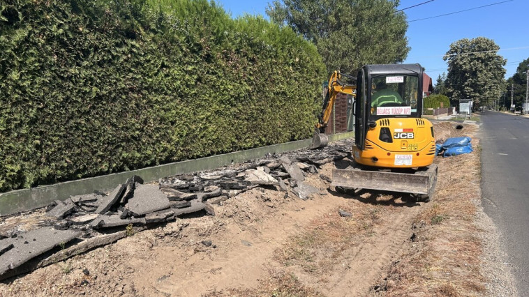 FOLYTATÓDIK A KŐRÖSHEGYI ÚTI JÁRDA FELÚJÍTÁSA