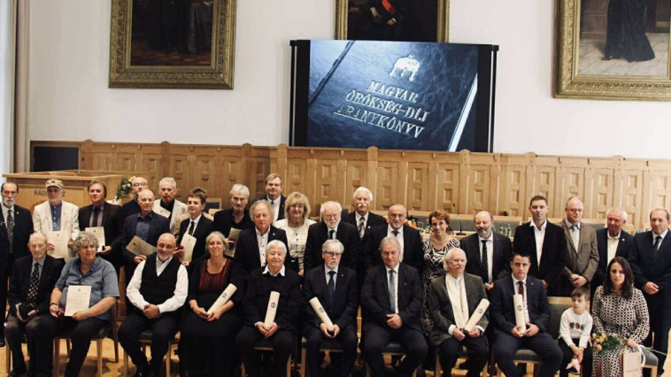 GRATULÁLUNK VÁROSUNK DÍSZPOLGÁRÁNAK