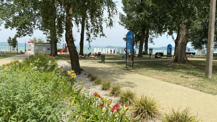 JÓL SZEREPELTEK A FÖLDVÁRI FÜRDŐHELYEK A STRANDMINŐSÍTÉSEN-ÁTADTÁK A KÉK HULLÁM ZÁSZLÓKAT