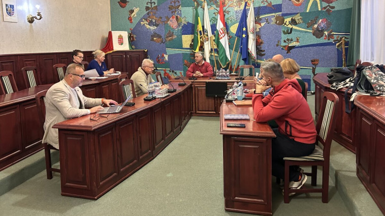 KÉT ÓRA VITATKOZÁS- DE A MUNKA MEGKEZDŐDÖTT