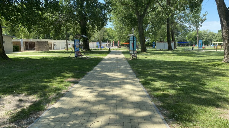 MEGÁLLAPODÁS- A KIKÖTŐ BERUHÁZÓJA RÉSZT VÁLLAL A NYUGATI STRAND ÜZEMELTETÉSI KÖLTSÉGEIBE AZ IDEI SZEZONTÓL