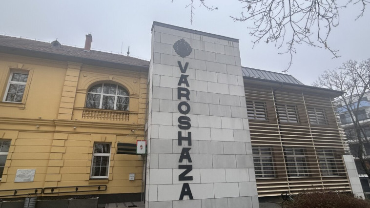 MEGHÍVÓ- NYITOTT VÁROSHÁZA