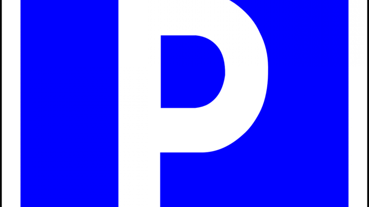 Megszűnik a fizetős parkolás szeptember 1-től a vasútállomás előtti területen
