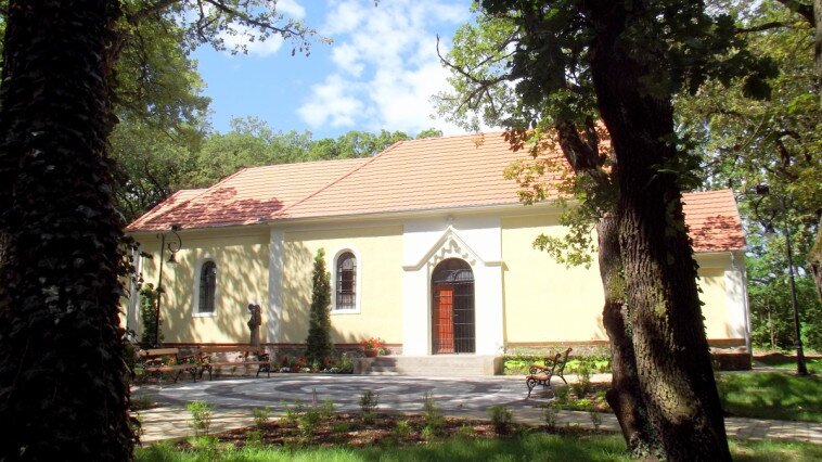 Megújult parkkal és felújított épülettel várja a híveket júliustól Balatonföldvár első temploma, a Kármelhegyi Boldogasszony kápolna