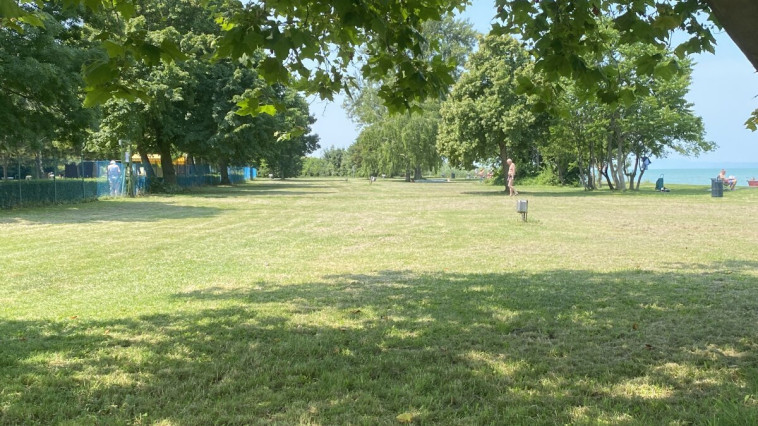 NEM CSÖKKEN A NYUGATI STRAND TERÜLETE, AZ E-KIKÖTŐ BERUHÁZÁS MINDEN TÖRVÉNYI ELŐÍRÁSNAK  MEGFELEL- ÁLL A BÍRÓSÁG MA MEGKÜLDÖTT ÍTÉLETÉBEN