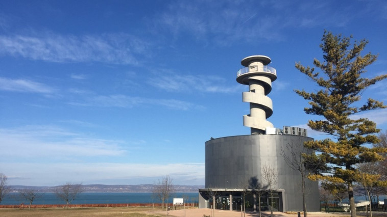 PÁLYÁZATI FELHÍVÁS-A HAJÓZÁSTÖRTÉNETI LÁTOGATÓKÖZPONT, KILÁTÓ ÉPÜLETÉBEN TALÁLHATÓ KÁVÉZÓ ÜZEMELTETÉSÉRE