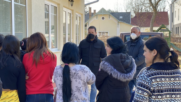 SEGÍTSÉG A MENEKÜLTEKNEK