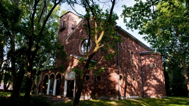 Szent Kereszt római katolikus templom Balatonföldvár