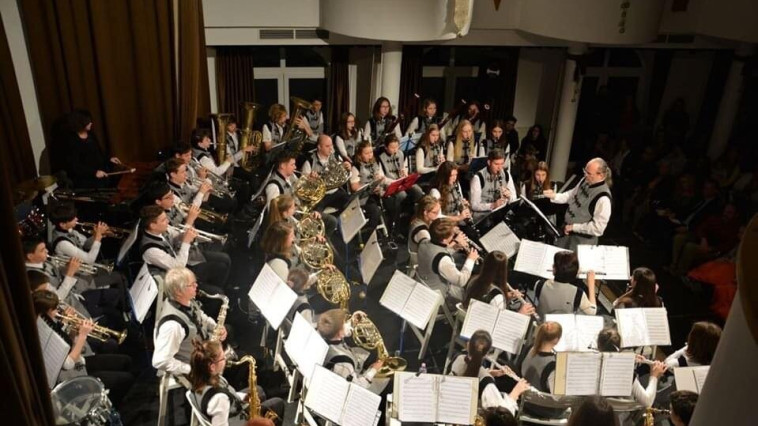 SZÜLINAPI AJÁNDÉK-EGYMILLIÓ FORINT TÁMOGATÁS A FÚVÓSZENEKARNAK