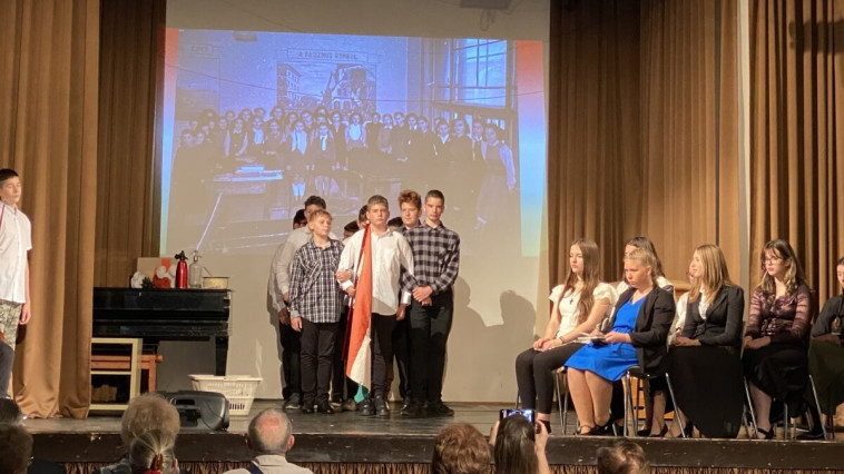 TISZTELGÉS AZ 1956-os FORRADALOM ÉS SZABADSÁGHARC HŐSEI ELŐTT 