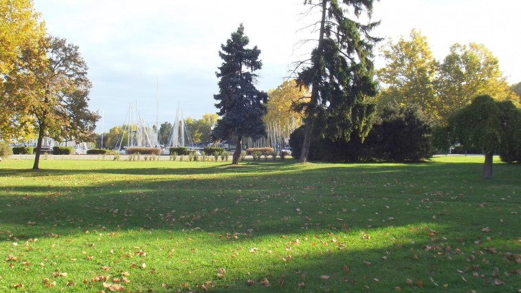 "TURISZTIKAI ÉRDEK A FÖLDVÁRI KIKÖTŐ FEJLESZTÉSE · FELSZÍNES INFORMÁCIÓKRA ALAPOZOTT A 24.HU PORTÁL"