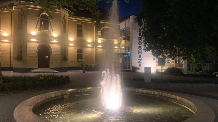 ÚJ MEGVILÁGÍTÁST KAPOTT A VÁROSHÁZA ÉS KÖRNYEZETE