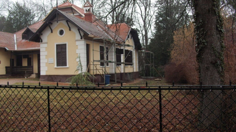 ÚJRAÉLED A TELEPÜLÉST ALAPÍTÓ SZÉCHÉNYI VIKTOR VILLÁJA