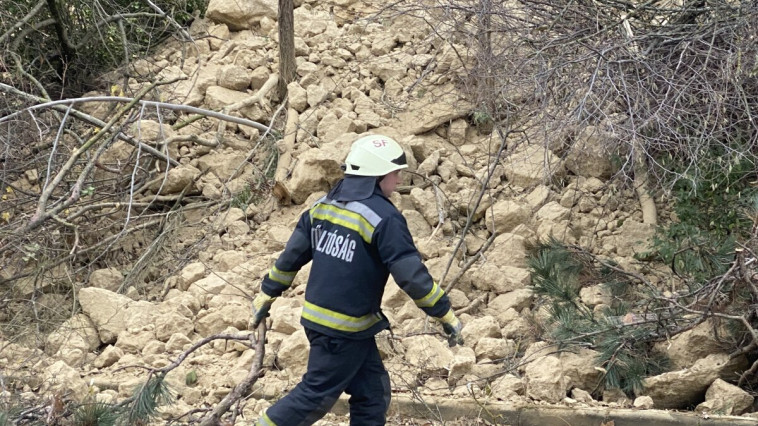 VIS-MAIOR PÁLYÁZATOT NYÚJTOTT BE AZ ÖNKORMÁNYZAT A KEMPING UTCAI PARTFAL DECEMBERI KÁROSODÁSÁNAK HELYREÁLLÍTÁSÁHOZ
